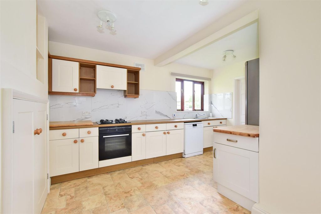 Property photo 3 of 19 Kitchen