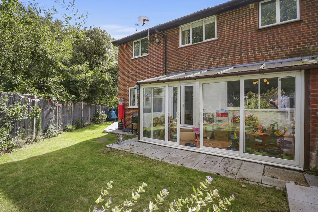 Property photo 1 of 26 4 Bed Semi-Detached House For Sale Darwin Close, London N11