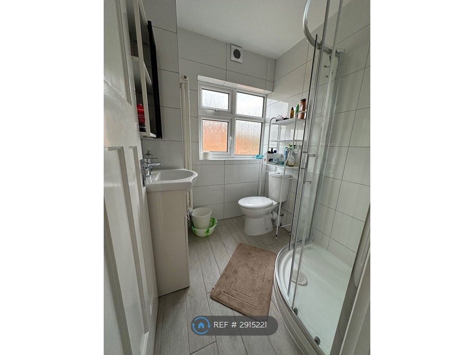 Property photo 1 of 13 Shared Bathroom 1st Floor