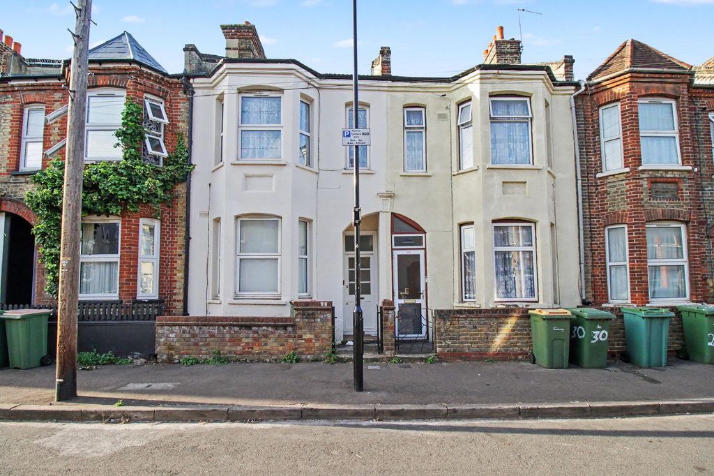 Property photo 1 of 8 First Floor Flat, 32 Bingley Road, London E16 3Jr