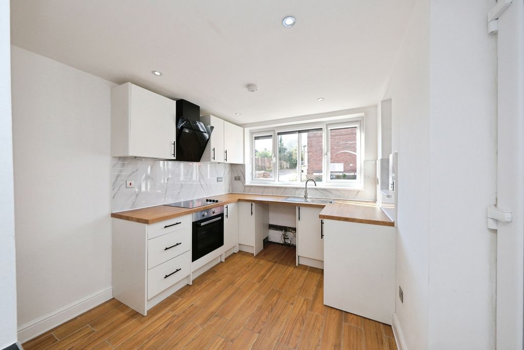 Property photo 2 of 18 Kitchen