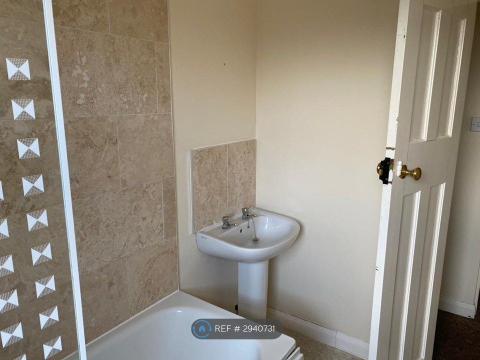 Property photo 1 of 14 Bathroom