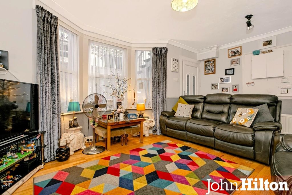 Property photo 2 of 14 Shaftesbury Road-36.Jpg