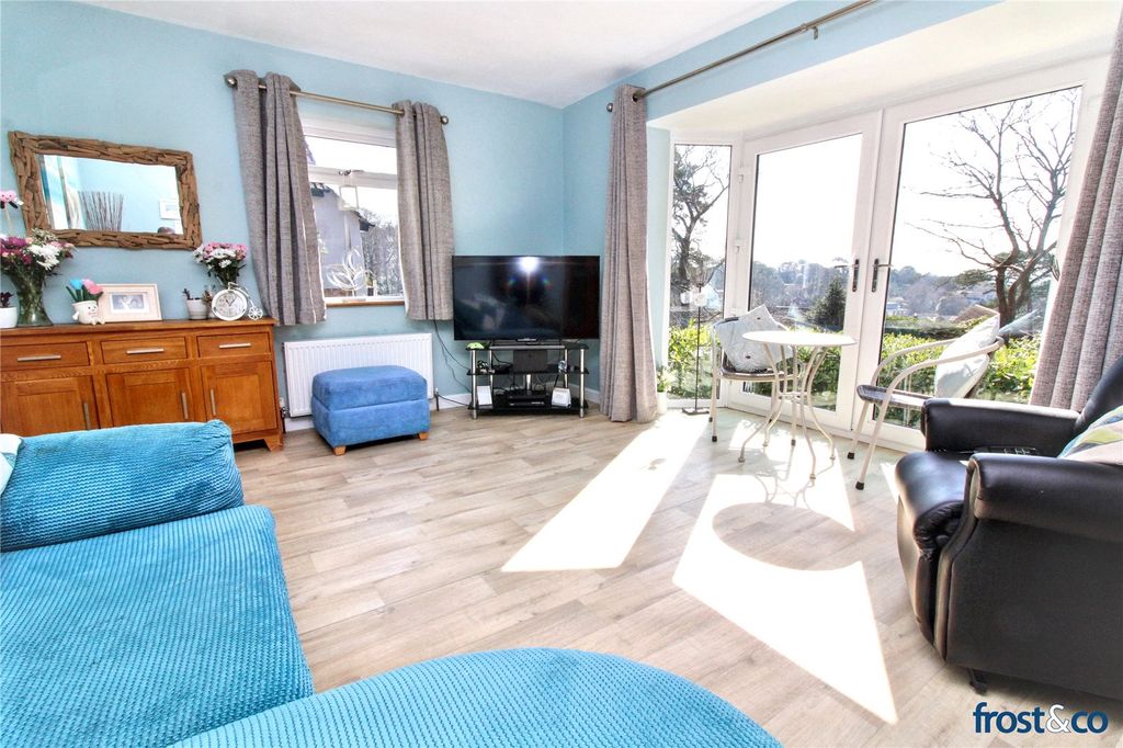 Property photo 3 of 16 Lounge