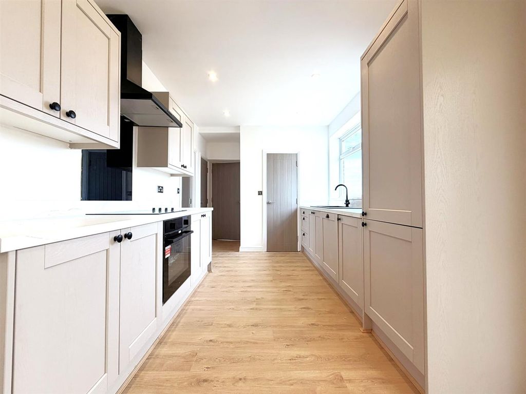 Property photo 3 of 25 Kitchen