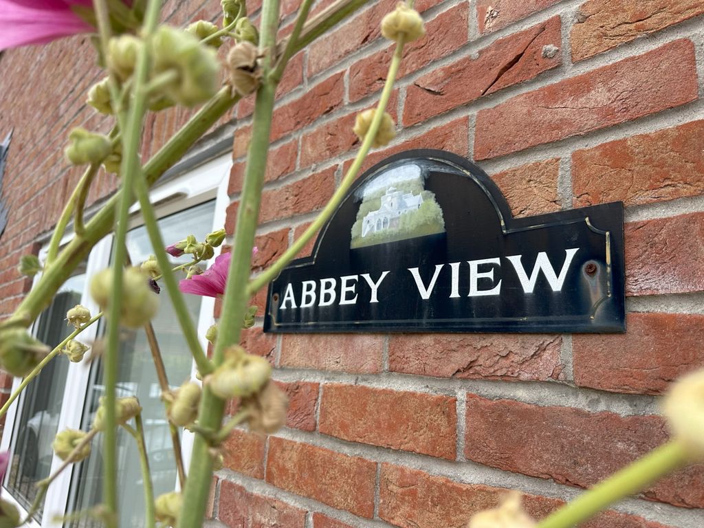Property photo 2 of 24 Ewemove-Abbeyview-Romsey-Pic2
