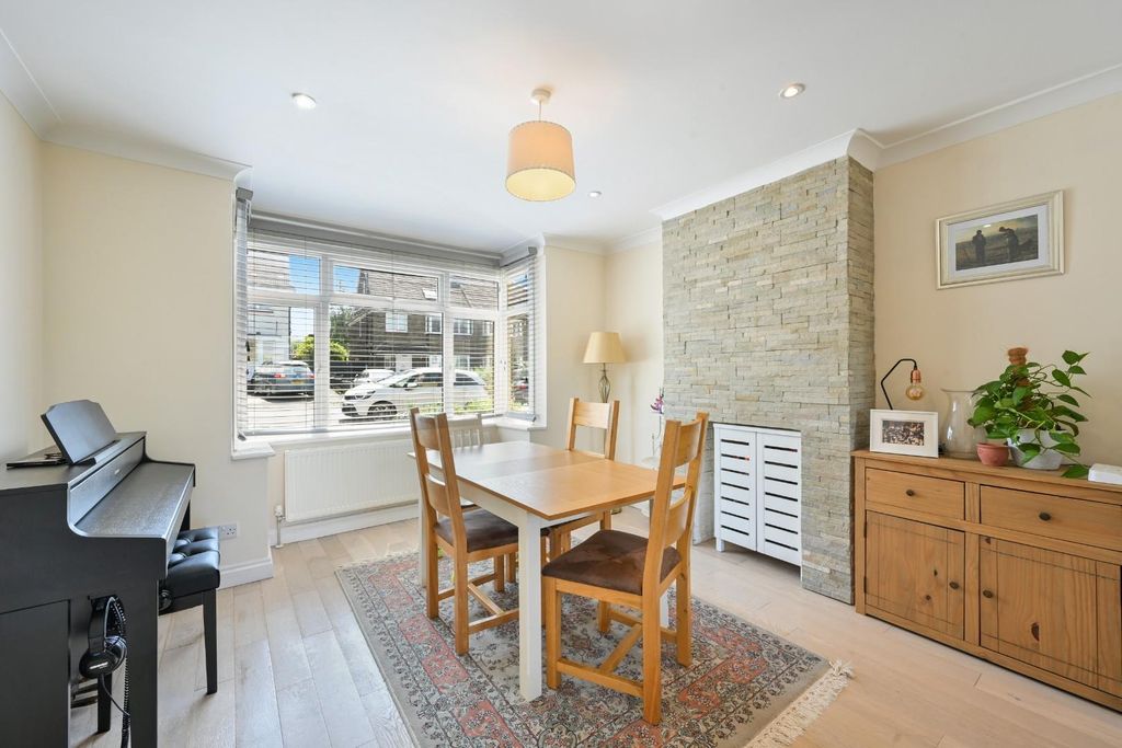 Property photo 3 of 14 Bridle Road