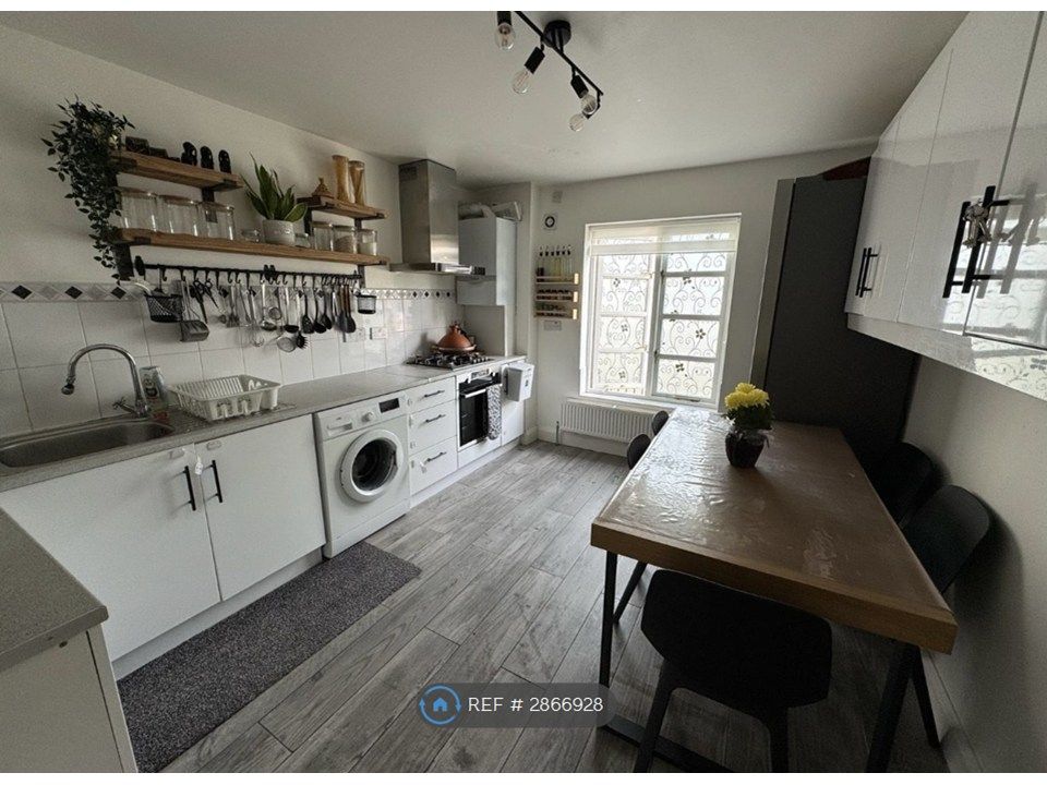 Property photo 3 of 8 Kitchen