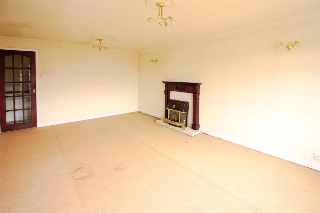 Property photo 2 of 11 Lounge/Dining Room