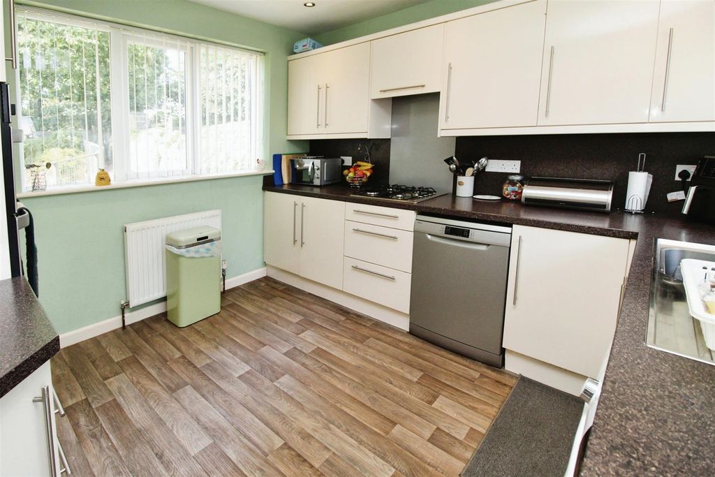 Property photo 3 of 19 Kitchen