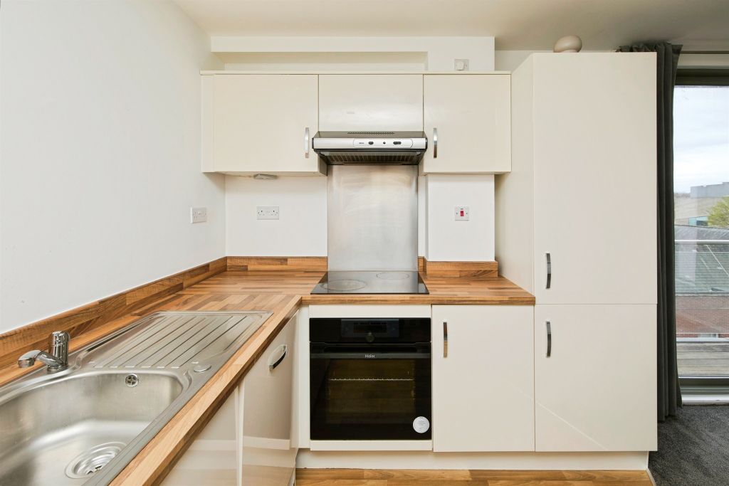 Property photo 3 of 9 Kitchen
