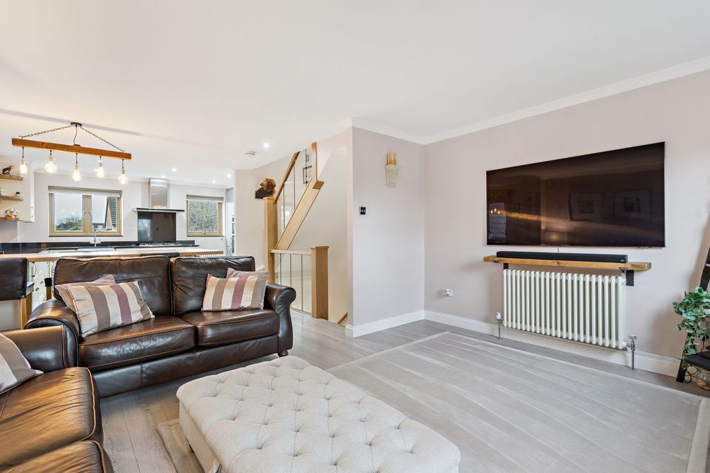 Property photo 3 of 27