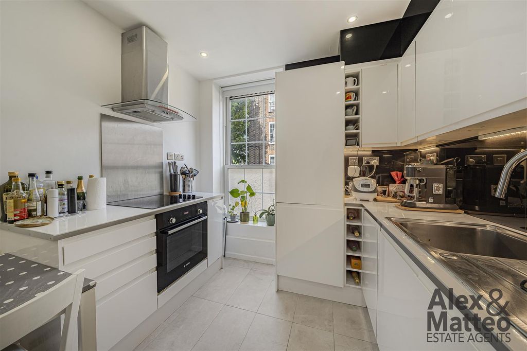 Property photo 3 of 19 Hazelwood House