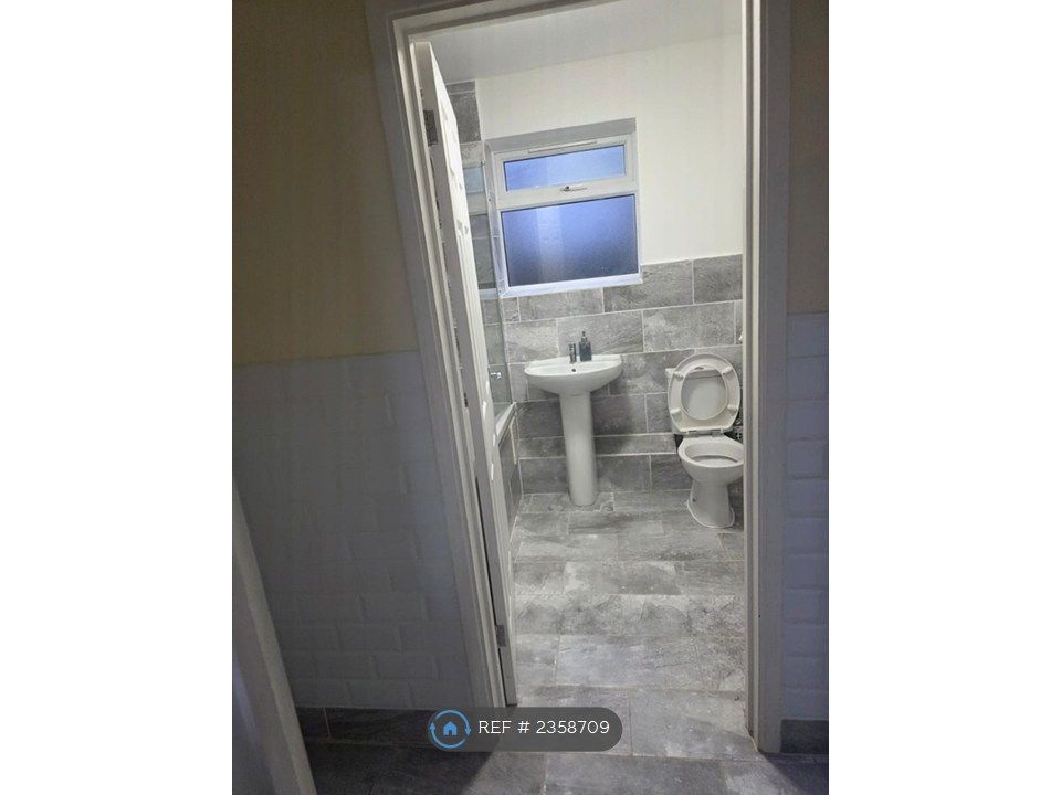 Property photo 1 of 14 Bathroom