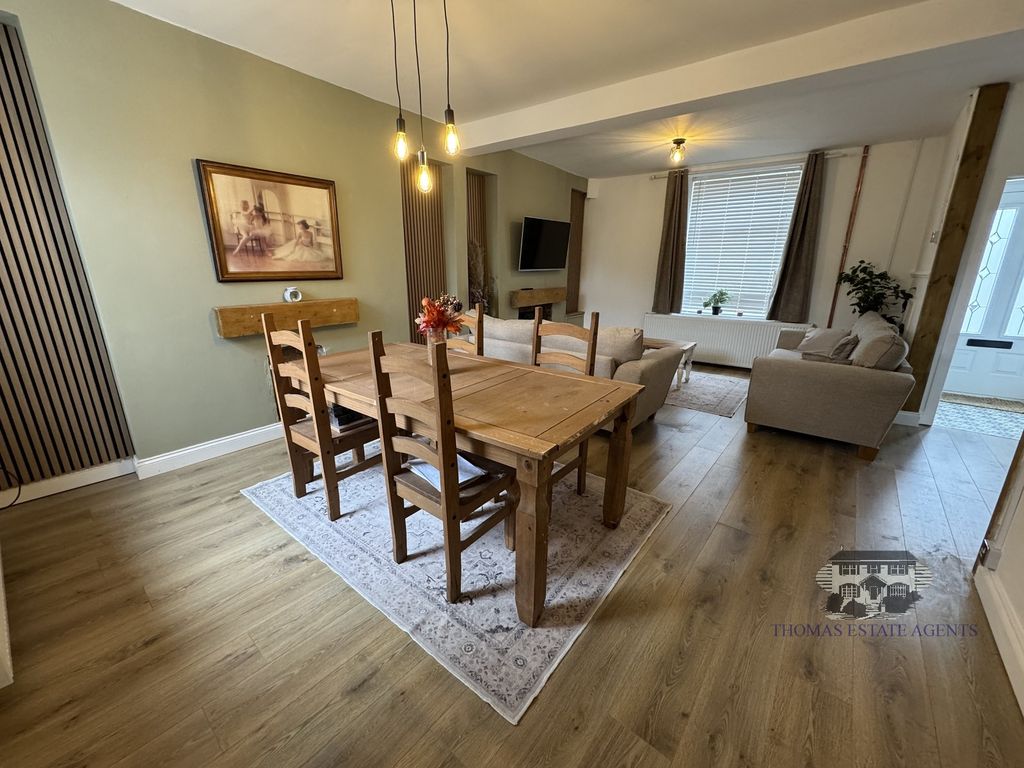 Property photo 3 of 15 Lounge