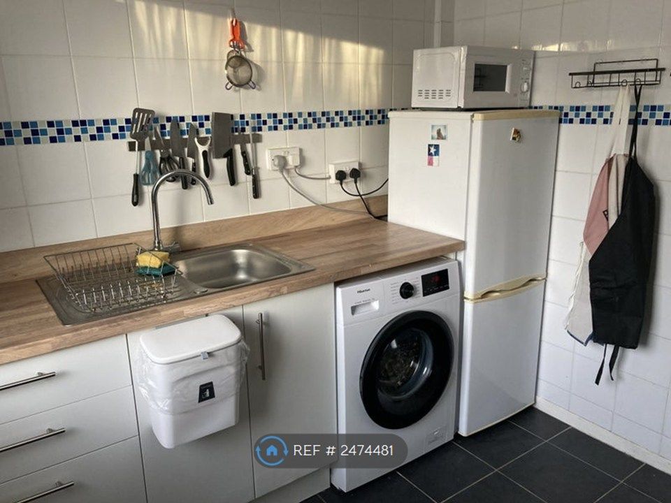 Property photo 3 of 4 Washing Machine, Fridge/Freeze, Microwave