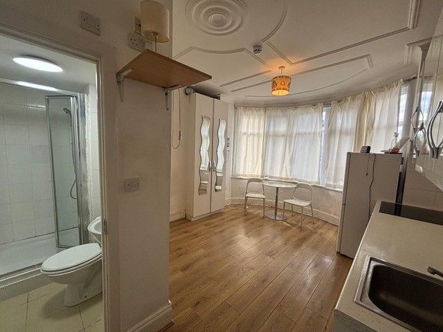 Property photo 1 of 3 Studio Apartment – Wolves Lane