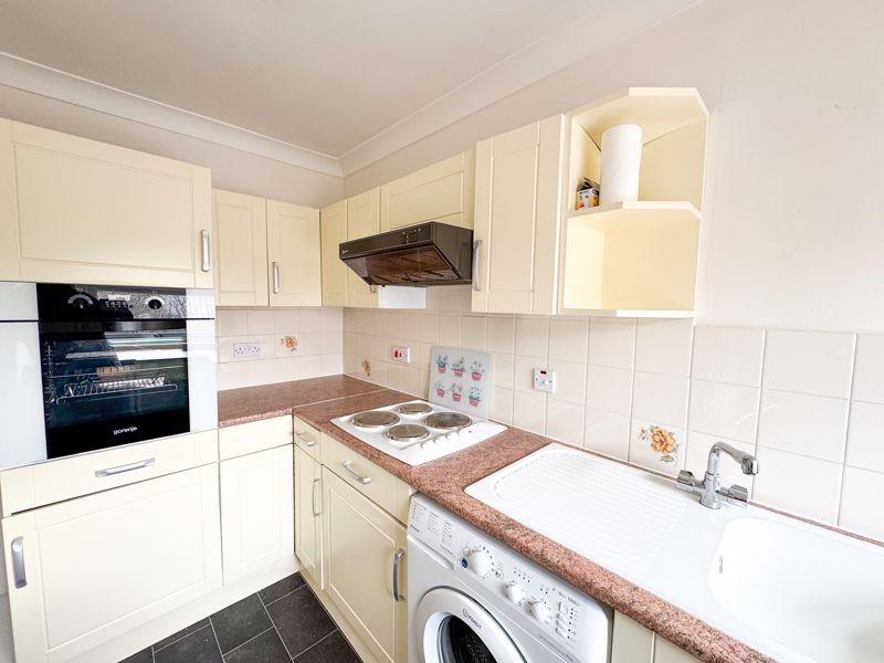 Property photo 3 of 11 Kitchen