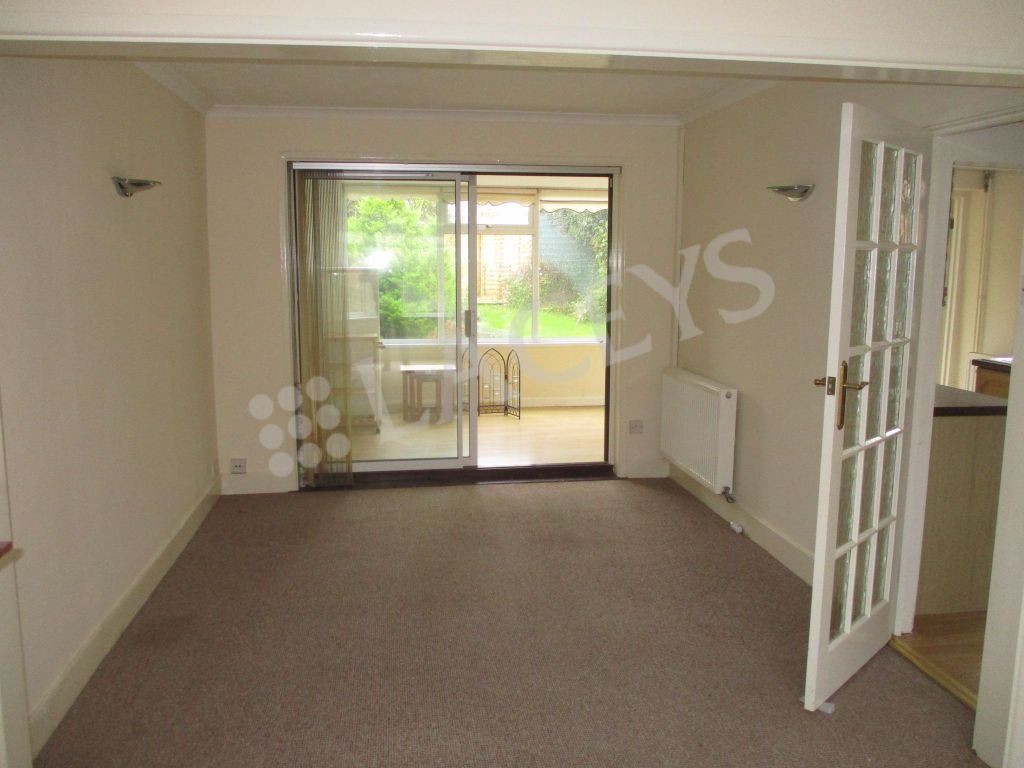 Property photo 3 of 12 Lounge 2