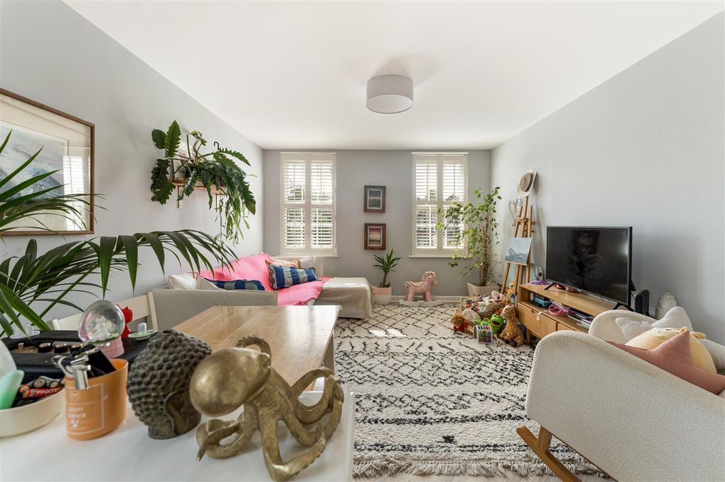 Property photo 1 of 20 Pickering Close, E9