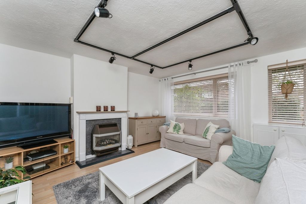 Property photo 3 of 17 Lounge