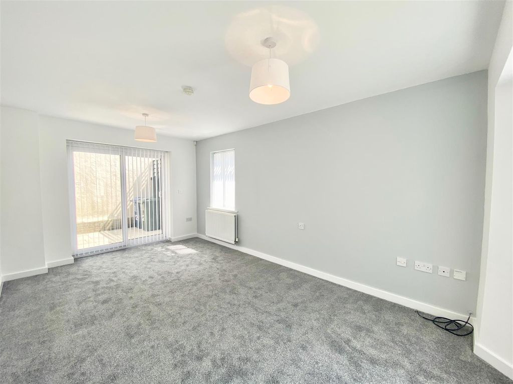 Property photo 3 of 13 Lounge