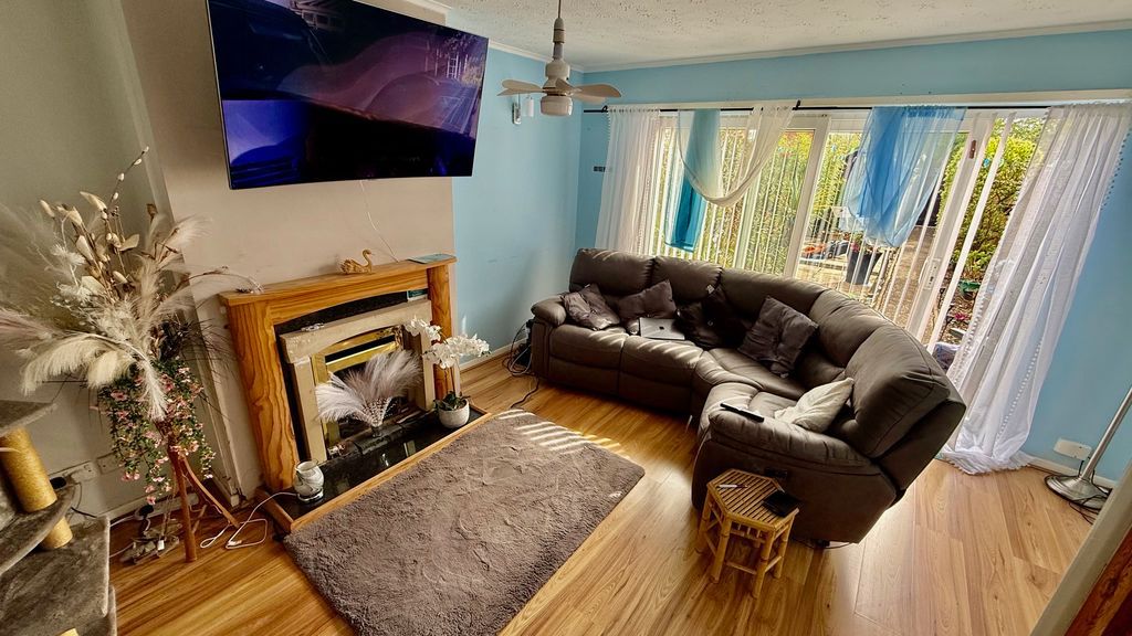 Property photo 2 of 8 Photo 4