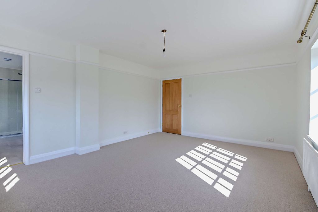 Property photo 2 of 11 8546740Interior07800