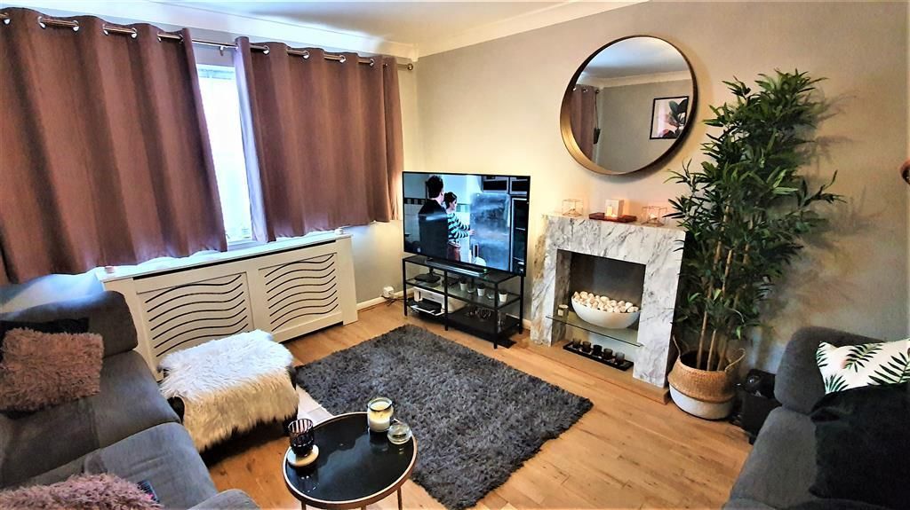 Property photo 1 of 20 Living Room