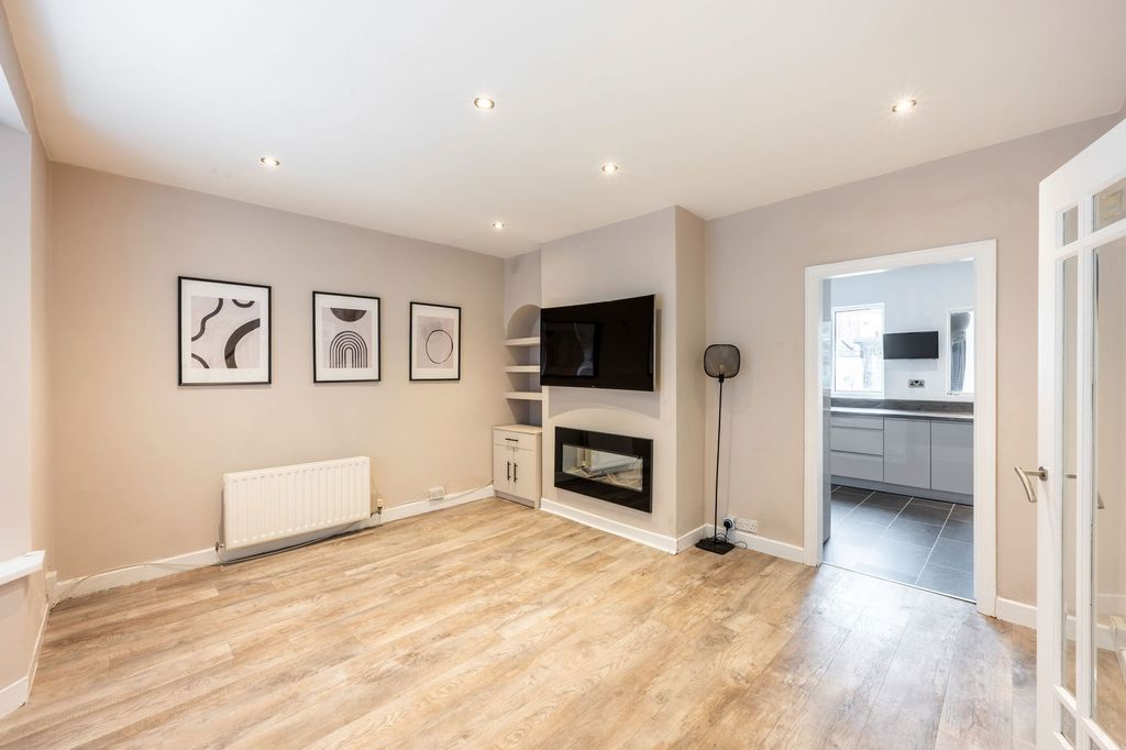 Property photo 2 of 25