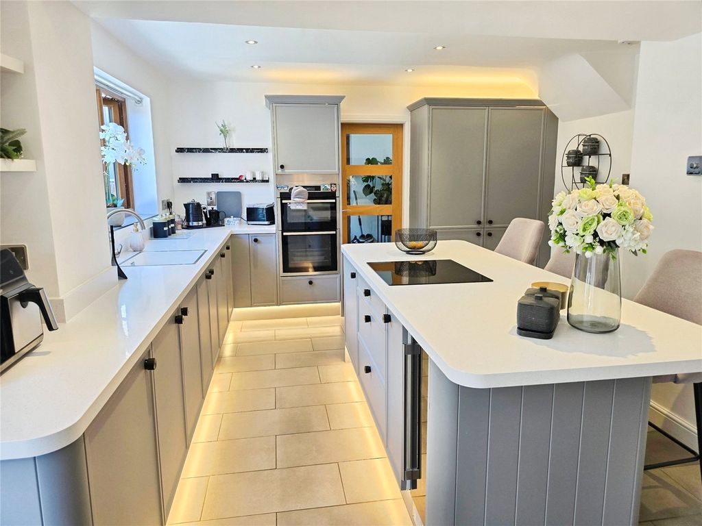 Property photo 2 of 25 Dinin Kitchen