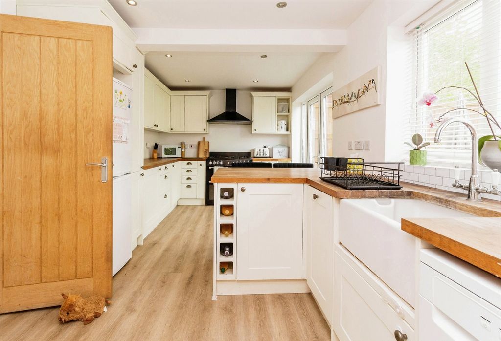 Property photo 2 of 12 Kitchen