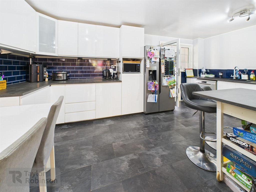 Property photo 3 of 19 Cam02600G0-Pr0556-Still020.Jpg