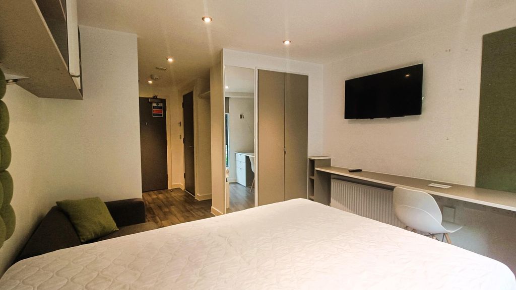 Property photo 3 of 6 Bed Area 2