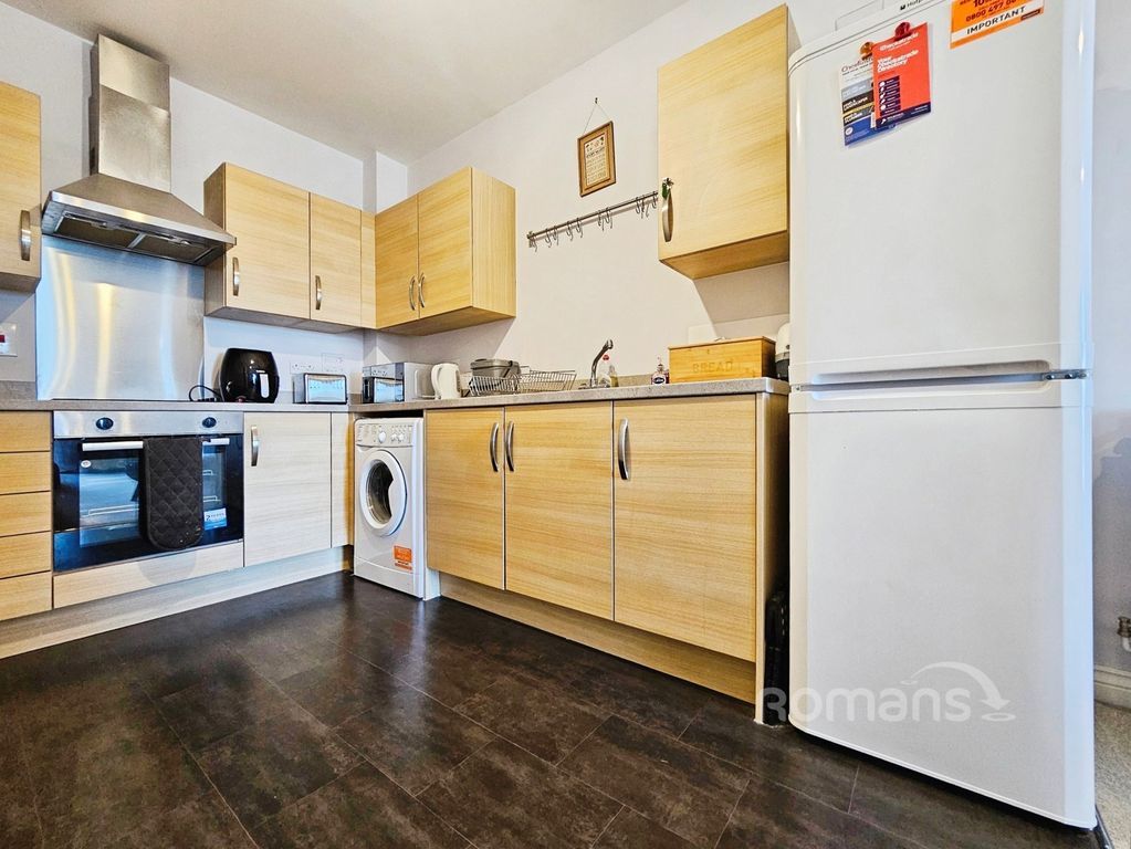 Property photo 3 of 11 Kitchen