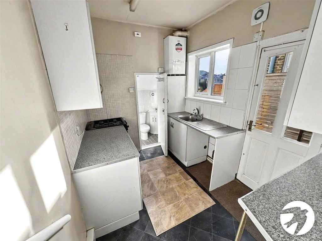 Property photo 3 of 11 Kitchen