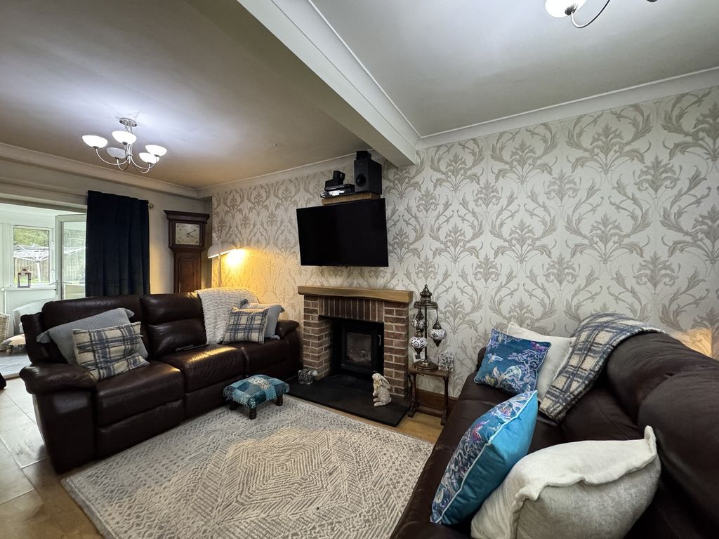 Property photo 3 of 21 Lounge