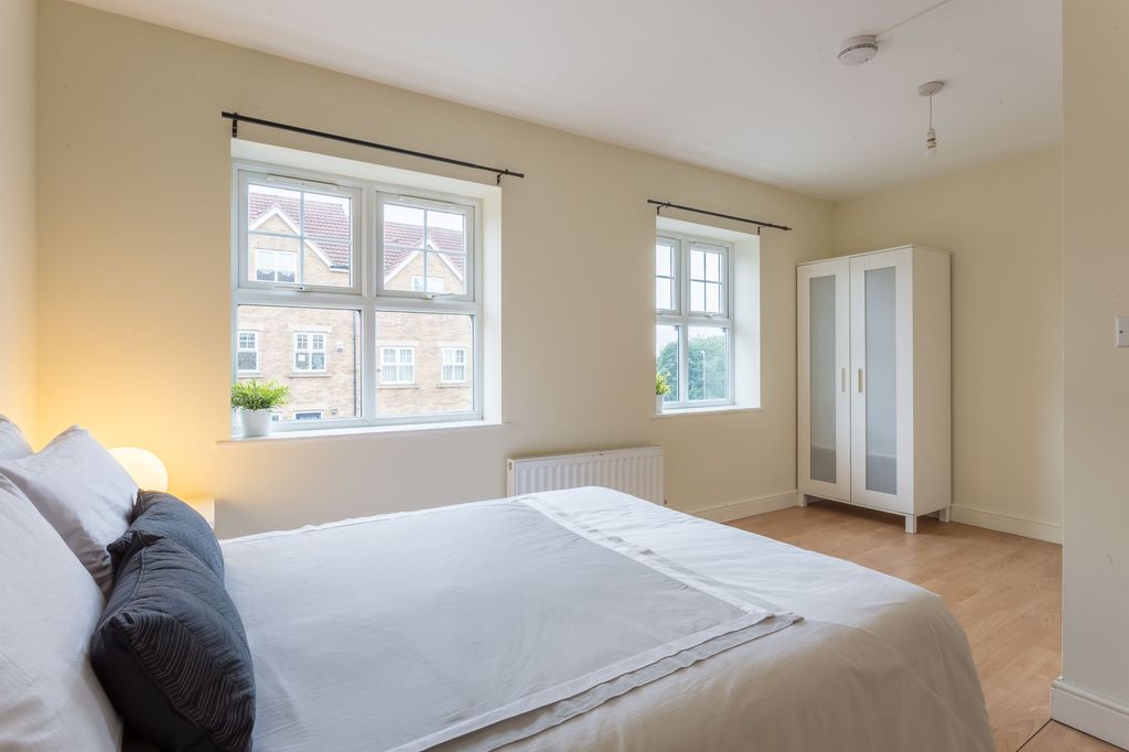 Property photo 3 of 6 Bedroom