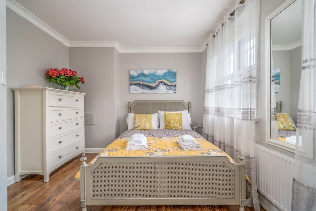 Property photo 2 of 25