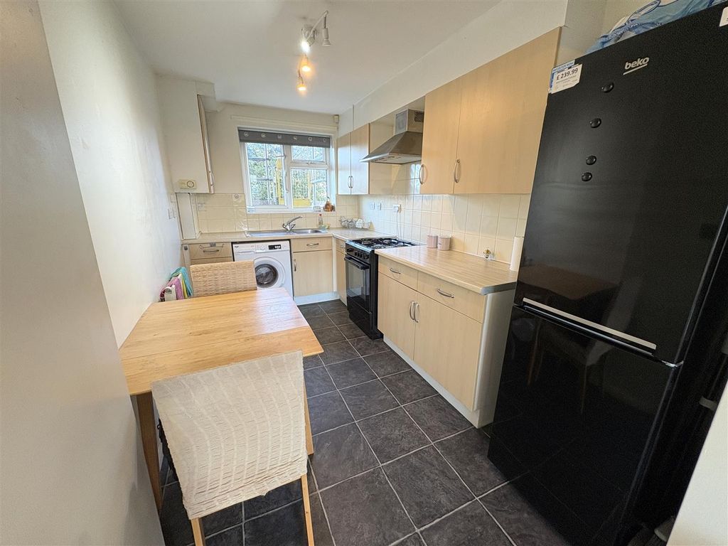 Property photo 3 of 10 Kitchen