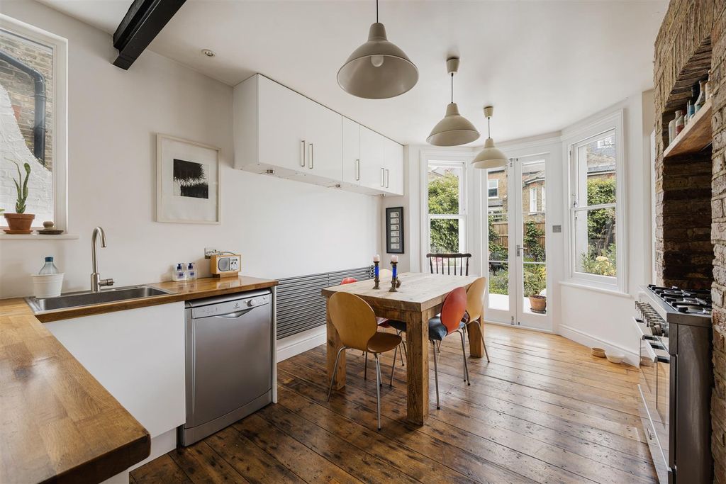 Property photo 2 of 51 Mildenhall Road, E5