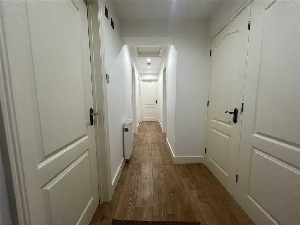 Property photo 2 of 8 Hallway