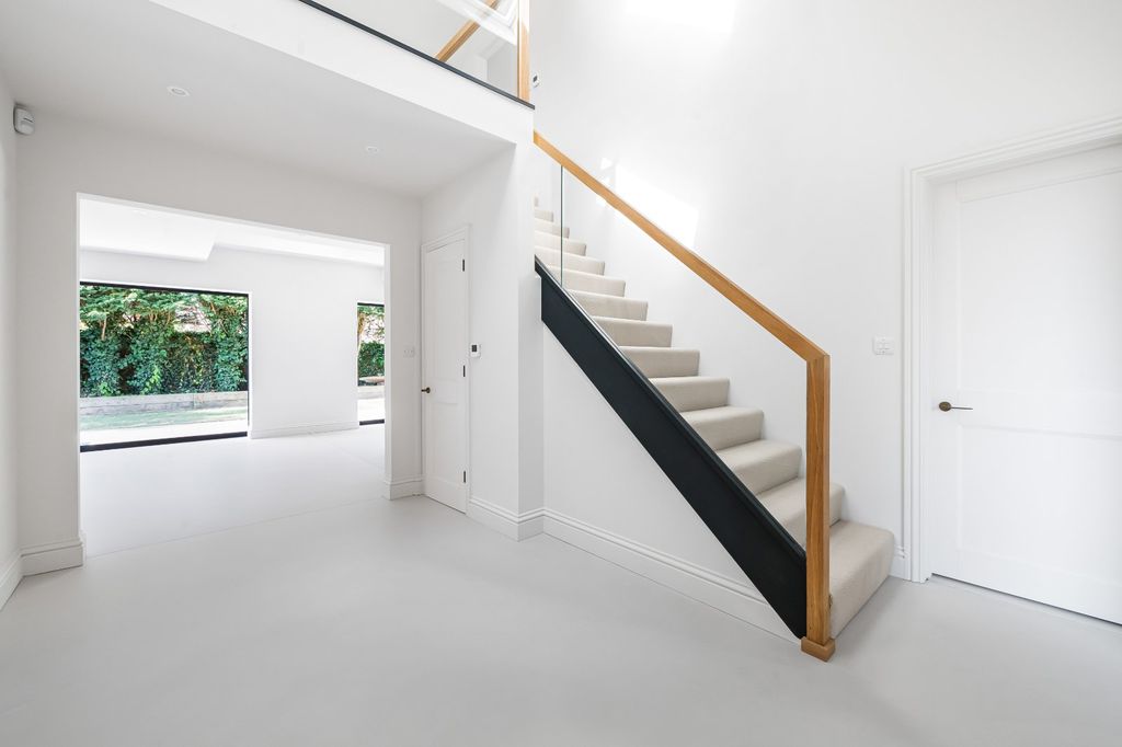 Property photo 2 of 25 Entrance Hall