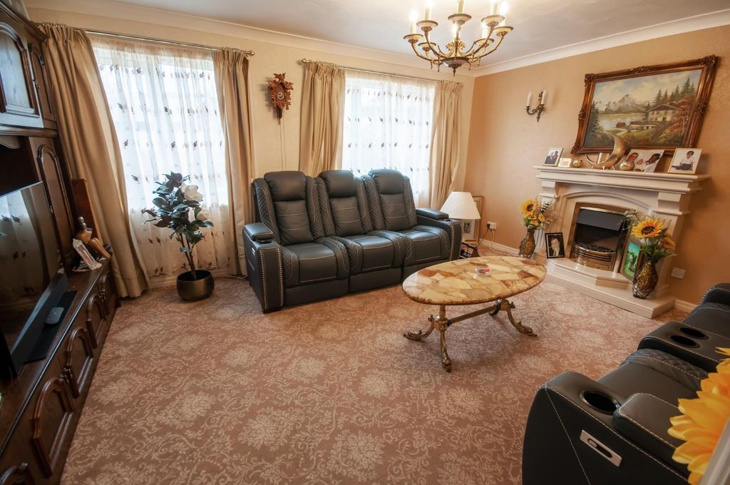 Property photo 2 of 23 Lounge