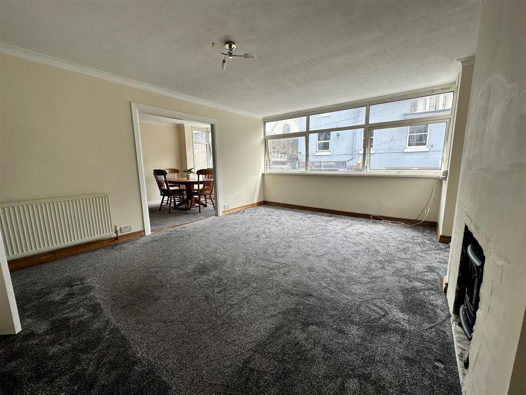 Property photo 3 of 13 Lounge