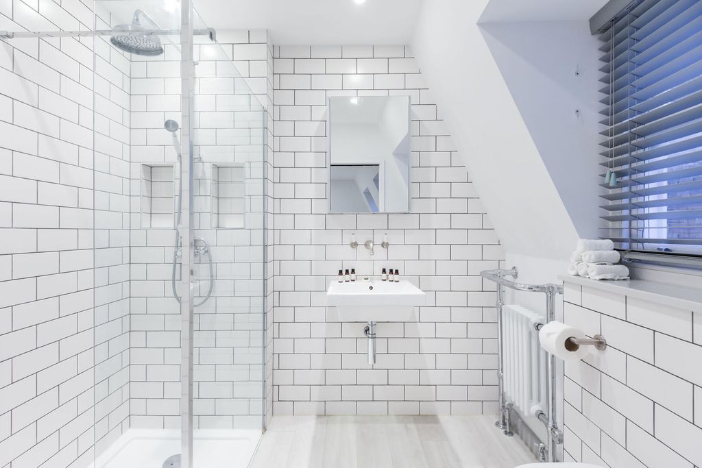 Property photo 2 of 19 Bathroom