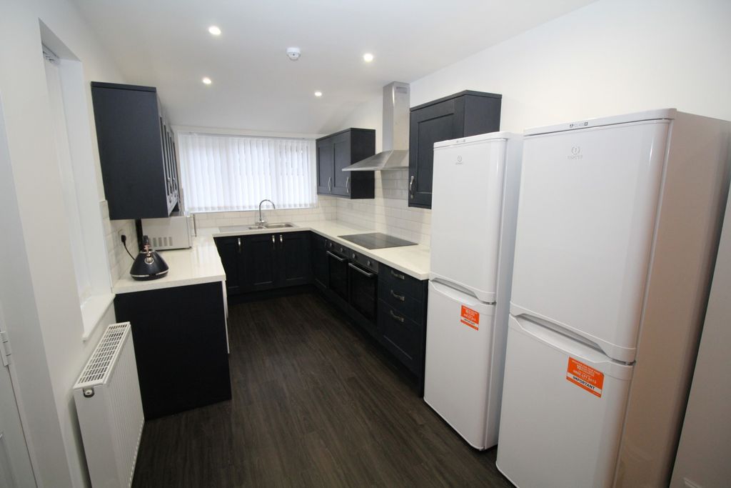 Property photo 3 of 23 Kitchen