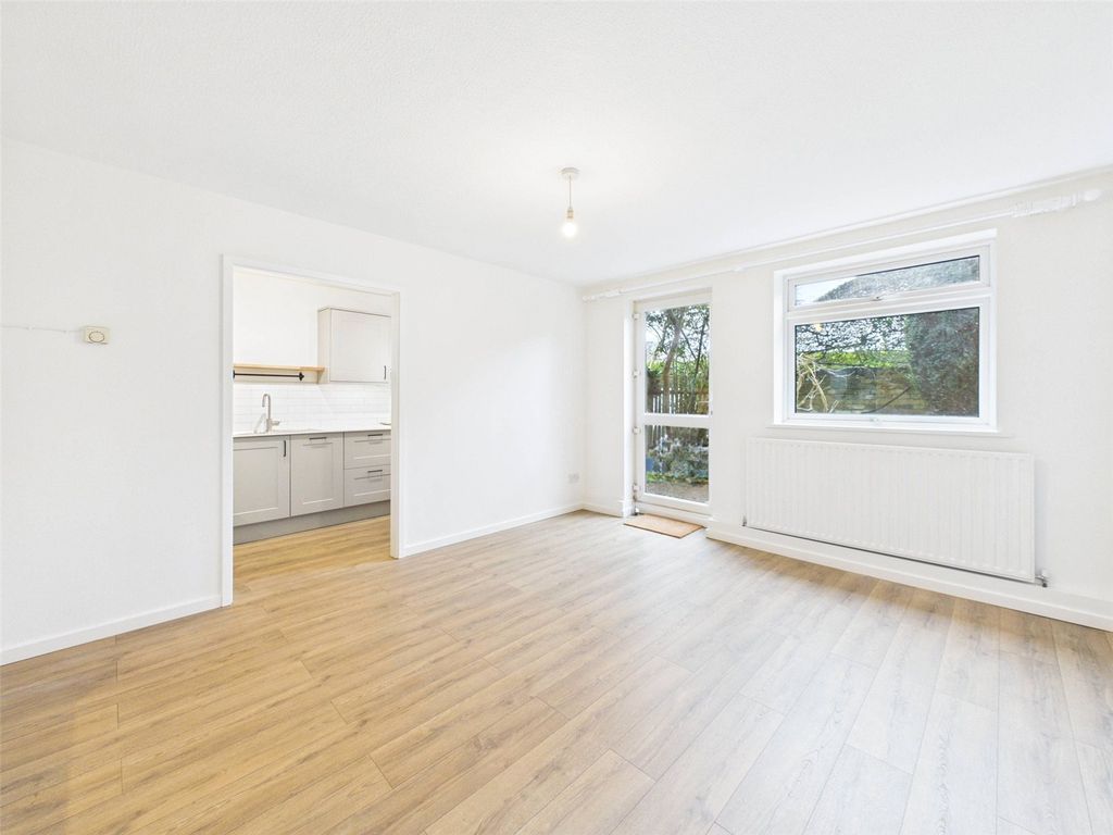 Property photo 2 of 8 Picture No. 15