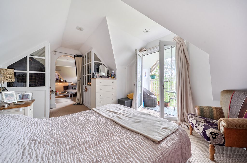 Property photo 3 of 19 1396847-10-696501...