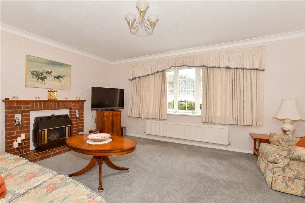 Property photo 3 of 16 Lounge
